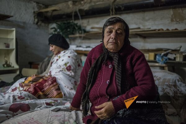 Женщины в подвале своего дома в Степанакерте (16 октября 2020). Карабах - Sputnik Армения