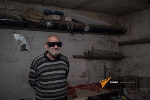 Пожилой мужчина в подвале своего дома в Степанакерте (16 октября 2020). Карабах - Sputnik Армения