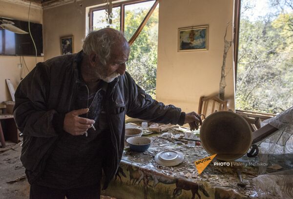 Мужчина в своем доме, поврежденном в результате ракетного обстрела селения Шош (17 октября 2020). Карабах - Sputnik Армения