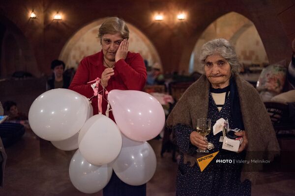 Женщина справа отмечает день своего рождения в одном из убежищ в Степанакерте (18 октября 2020). Карабах - Sputnik Армения