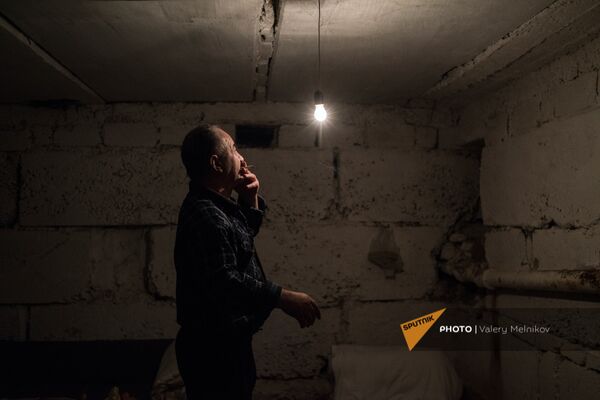 Мужчина в подвале жилого дома в Степанакерте (20 октября 2020). Карабах - Sputnik Армения