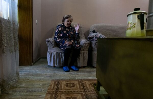 Воюют не по-людски: Маро бабо из Гадрута ждет победы и вечеров с индийскими сериалами Воюют не по-людски: Маро бабо из Гадрута ждет победы и вечеров с индийскими сериалами - Sputnik Армения