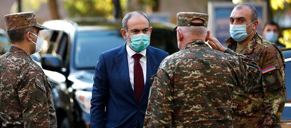Премьер-министр Никол Пашинян навестил раненных в Карабахе в результате азербайджано-турецкой агрессии военнослужащих в Центральном клиническом военном госпитале (23 октября 2020). Еревaн - Sputnik Армения