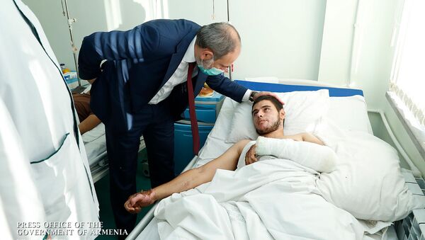 Премьер-министр Никол Пашинян навестил раненных в Карабахе в результате азербайджано-турецкой агрессии военнослужащих в Центральном клиническом военном госпитале (23 октября 2020). Еревaн - Sputnik Армения