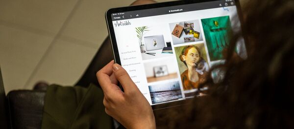 Девушка изучает сайт forartsakh.art - Sputnik Արմենիա