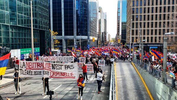 Массовое шествие в столице Канады с призывом признать независимость Карабаха (23 октября 2020). Оттава - Sputnik Армения