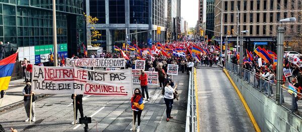 Массовое шествие в столице Канады с призывом признать независимость Карабаха (23 октября 2020). Оттава - Sputnik Армения