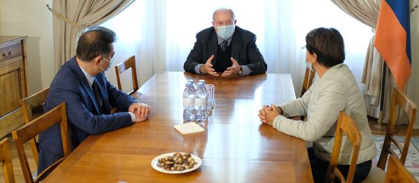 Президент Армении Армен Саркисян встретился с членом Бюро АРФ Дашнакцутюн Мурадом Папазяном и с председателем Всеармянского Благотворительного Союза во Франции и Европе Надей Горцунян (24 октября 2020). Париж Президент Армении Армен Саркисян встретился с членом Бюро АРФ Дашнакцутюн Мурадом Папазяном и с председателем Всеармянского Благотворительного Союза во Франции и Европе Надей Горцунян (24 октября 2020). Париж - Sputnik Արմենիա