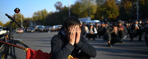 Участники митинга на Старой площади в Бишкеке Участники митинга на Старой площади в Бишкеке - Sputnik Армения