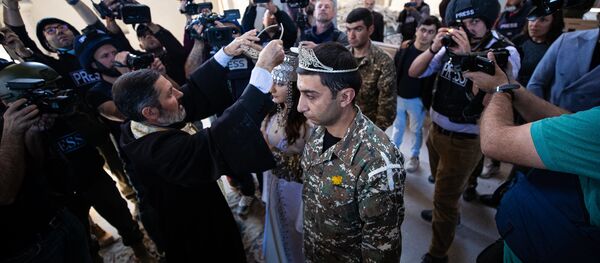 Венчание в церкви Казанчецоц в Шуши (24 октября 2020). Карабах - Sputnik Արմենիա