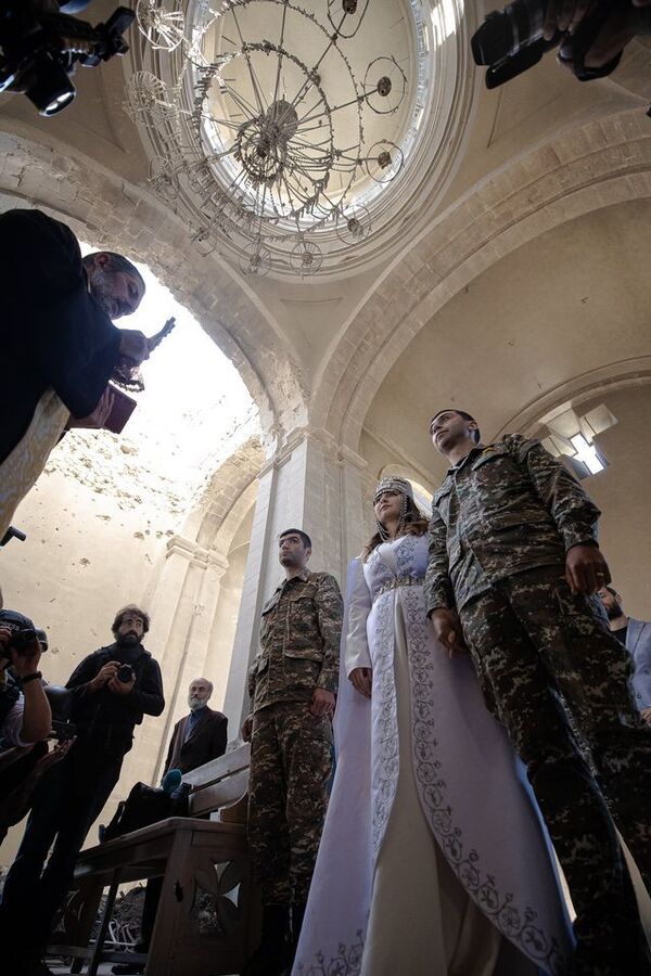 Свадьба в Шуши. В армянском храме Казанчецоц впервые после обстрела прошло венчание - Sputnik Армения