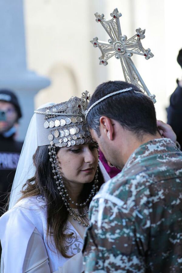 Հարսանիք Շուշիում. Ղազանչեցոց եկեղեցում պսակադրության արարողություն է կայացել - Sputnik Արմենիա