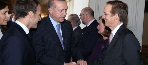Президент Франции Эммануэль Макрон смотрит на приветствие президента Турции Реджепа Эрдогана с послом Франции в Турции Шарлем Фрисем в Елисейском дворце (5 января 2018). Париж Президент Франции Эммануэль Макрон смотрит на приветствие президента Турции Реджепа Эрдогана с послом Франции в Турции Шарлем Фрисем в Елисейском дворце (5 января 2018). Париж - Sputnik Армения
