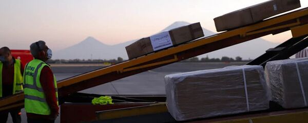 Самолет с гуманитарным грузом от армянской общины Кипра в аэропорту Звартноц (24 октября 2020). Еревaн Самолет с гуманитарным грузом от армянской общины Кипра в аэропорту Звартноц (24 октября 2020). Еревaн - Sputnik Армения