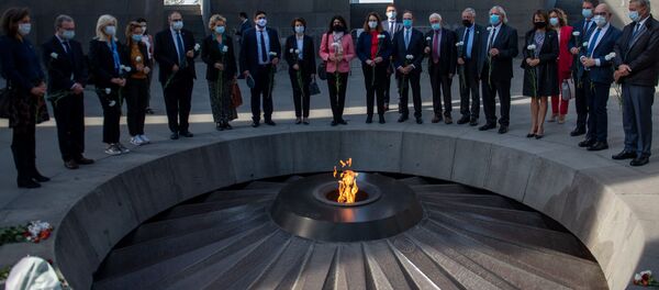 Депутаты французского парламента посетили мемориал жертвом геница Армян Цицернакаберд (25 октября 2020). Еревaн - Sputnik Արմենիա