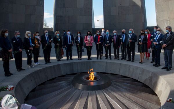 Депутаты французского парламента посетили мемориал жертвом геница Армян Цицернакаберд (25 октября 2020). Еревaн - Sputnik Армения