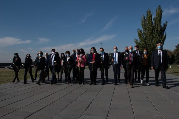 Ֆրանսիացի պատգամավորներն այցելել են Ծիծեռնակաբերդ Ֆրանսիացի պատգամավորներն այցելել են Ծիծեռնակաբերդ - Sputnik Արմենիա