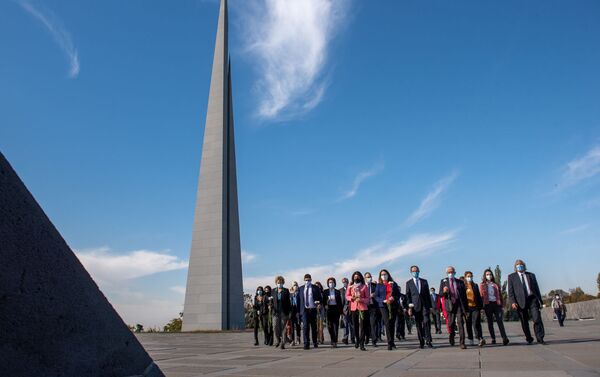 Депутаты французского парламента посетили мемориал жертвом Геница Армян Цицернакаберд (25 октября 2020). Еревaн - Sputnik Армения