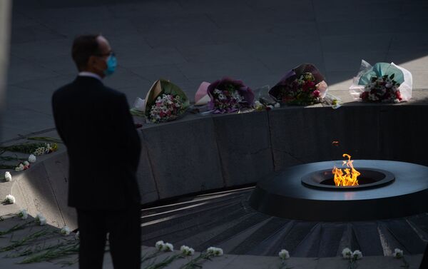 Депутаты французского парламента посетили мемориал жертвом Геница Армян Цицернакаберд (25 октября 2020). Еревaн - Sputnik Армения