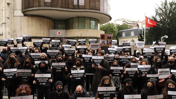 Армяне провели акцию протеста перед турецким посольством во Франции (25 октября 2020). Париж - Sputnik Արմենիա