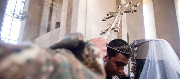 Венчание Мариам Саркисян и Ованнеса Овсепяна в Соборе Сурб Аменапркич Казанчецоц (24 октября 2020). Шуши Венчание Мариам Саркисян и Ованнеса Овсепяна в Соборе Сурб Аменапркич Казанчецоц (24 октября 2020). Шуши - Sputnik Армения