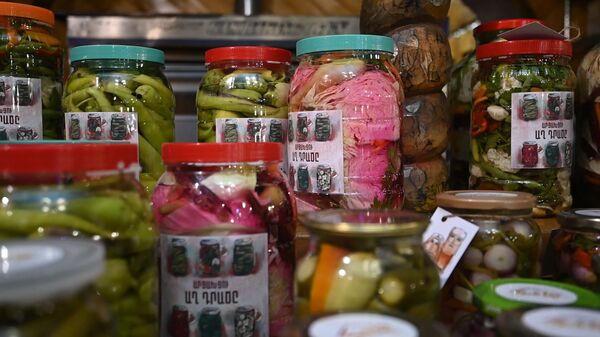 Крепкий карабахский засол, или Как маринады выручают бежавших от войны мастериц  - Sputnik Армения