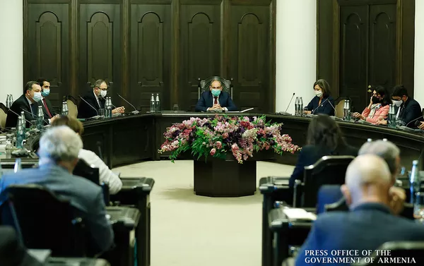 Премьер-министр Армении Никол Пашинян встретился с делегацией депутатов французского парламента (25 октября 2020). Еревaн Премьер-министр Армении Никол Пашинян встретился с делегацией депутатов французского парламента (25 октября 2020). Еревaн - Sputnik Армения