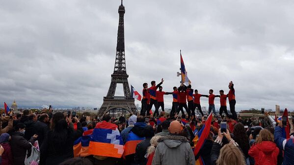 Հայերը պարում են Փարիզի կենտրոնում - Sputnik Արմենիա