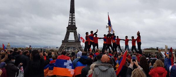 Многотысячная акция протеста армянской общины Франции против турецко-азербайджанской агрессии в Карабахе (25 октября 2020). Париж - Sputnik Արմենիա