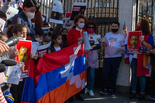 Անդամահատում են ու ասում` նստեք բանակցությունների. արցախցի կանայք պահանջ ունեն ԵՄ դեսպանից Անդամահատում են ու ասում` նստեք բանակցությունների. արցախցի կանայք պահանջ ունեն ԵՄ դեսպանից - Sputnik Արմենիա