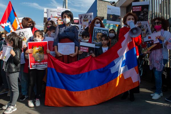 Անդամահատում են ու ասում` նստեք բանակցությունների. արցախցի կանայք պահանջ ունեն ԵՄ դեսպանից Անդամահատում են ու ասում` նստեք բանակցությունների. արցախցի կանայք պահանջ ունեն ԵՄ դեսպանից - Sputnik Արմենիա