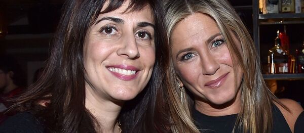 Алин Кешишьян и Дженнифер Энистон Алин Кешишьян и Дженнифер Энистон - Sputnik Армения