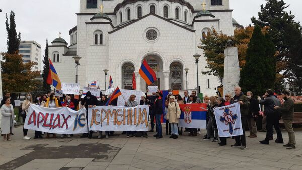 Демонстрация в поддержку Карабаха у церкви Святого Саввы (26 октября 2020). Белград - Sputnik Армения