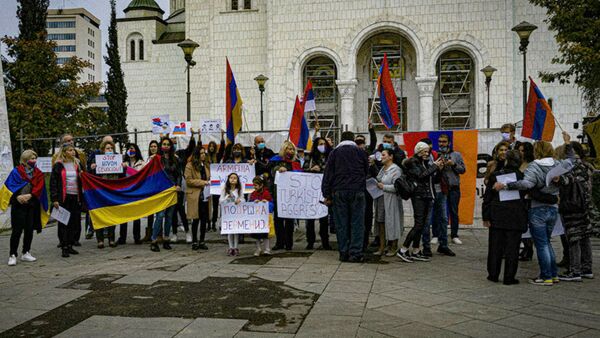 Демонстрация в поддержку Карабаха у церкви Святого Саввы (26 октября 2020). Белград - Sputnik Արմենիա