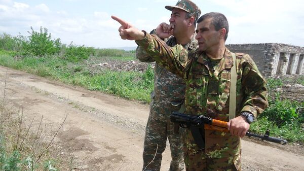 Генерал-майор Микаел Арзуманян на передовой - Sputnik Армения