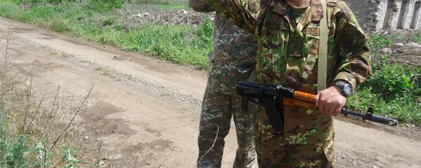 Генерал-майор Микаел Арзуманян на передовой - Sputnik Армения