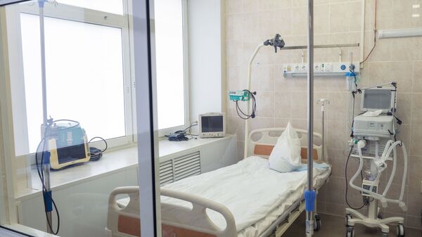 Палата интенсивной терапии для лечения больных коронавирусом в инфекционном отделении госпиталя - Sputnik Армения