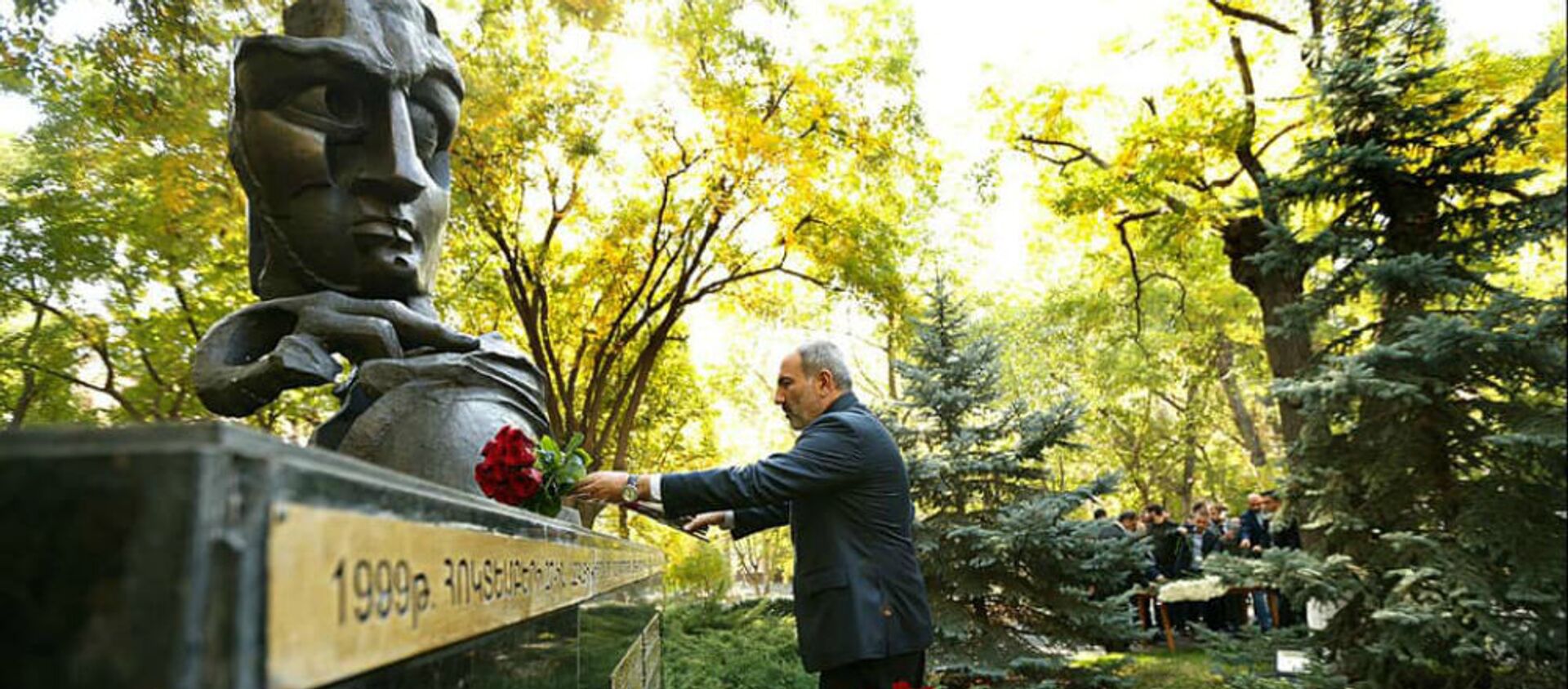 Премьер-министр Никол Пашинян возлагает цветы на могилу Вазгена Саркисяна и Карена Демирчяна (27 октября 2020). Еревaн - Sputnik Արմենիա, 1920, 27.10.2020