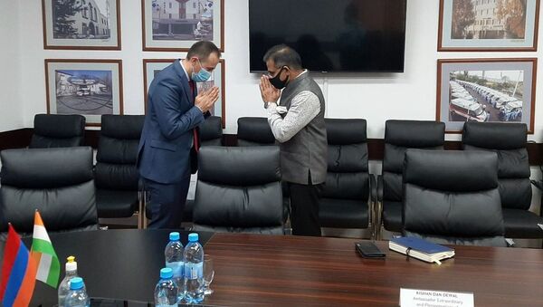 Министр здравоохранения Армении Арсен Торосян встретился с ЧП послом Индии Кишаном Даном Девалом (27 октября 2020). Еревaн - Sputnik Արմենիա