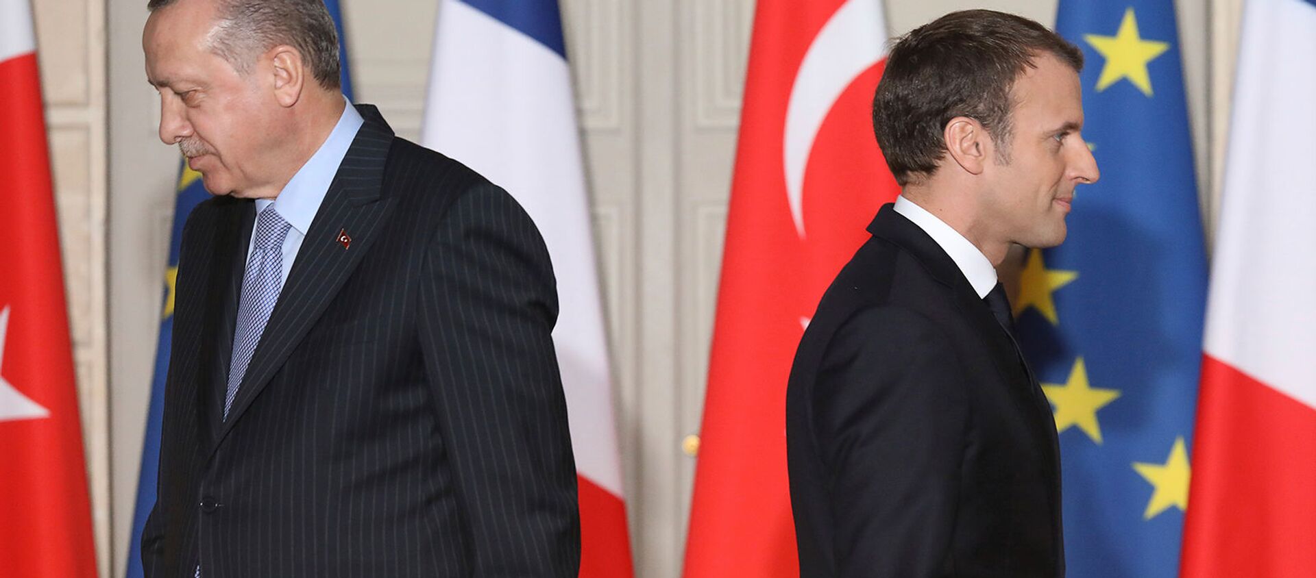 Президенты Франции и Турции Эммануэль Макрон и Реджеп Эрдоган перед началом совместной пресс-конференции (5 января 2018). Париж - Sputnik Армения, 1920, 24.03.2021