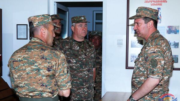 Командующий Армией обороны Карабаха Джалал Арутюнян посетил одну из воинских частей (29 июня 2020). Карабах - Sputnik Армения