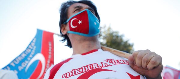 Этнический Уйгурский демонстрант в футболке с изображением президента Турции Реджепа Тайипа Эрдогана во время акции протеста против Китая (1 октября 2020). Стамбул - Sputnik Արմենիա