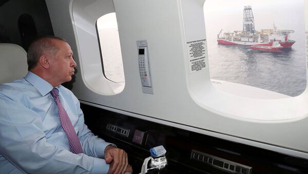 Президент Турции Реджеп Тайип Эрдоган смотрит на буровое судно Фатих со своего вертолета у берегов Черноморского города Зонгулдак (17 октября 2020). Турция - Sputnik Արմենիա