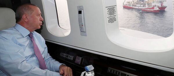 Президент Турции Реджеп Тайип Эрдоган смотрит на буровое судно Фатих со своего вертолета у берегов Черноморского города Зонгулдак (17 октября 2020). Турция Президент Турции Реджеп Тайип Эрдоган смотрит на буровое судно Фатих со своего вертолета у берегов Черноморского города Зонгулдак (17 октября 2020). Турция - Sputnik Արմենիա