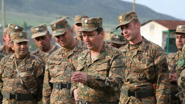 Главнокомандующий Армией Обороны Карабаха, генерал-лейтенант Джалал Арутюнян на передовой - Sputnik Արմենիա