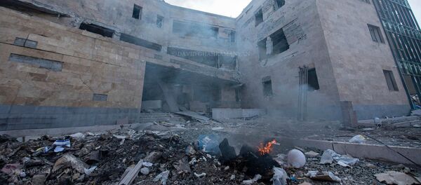 Последствия обстрела здания роддома в Степанакерте (28 октября 2020). Карабах - Sputnik Армения