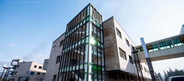 Последствия обстрела здания роддома в Степанакерте (28 октября 2020). Карабах - Sputnik Армения