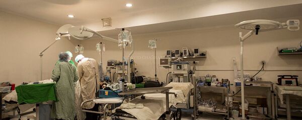 Врачи оперируют раненного впоследствии обстрелов Степанакерта (28 октября 2020). Карабах - Sputnik Արմենիա