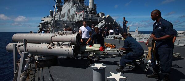 Экипаж извлекает торпеду из пусковой трубы на палубе USS Arleigh Burke (25 июня 2009). Индийский океан Экипаж извлекает торпеду из пусковой трубы на палубе USS Arleigh Burke (25 июня 2009). Индийский океан - Sputnik Армения