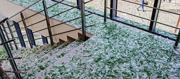 Выбитые окна в здании родильного дома в Степанакерте вследствие обстрелов города ВС Азербайджана (28 октября 2020). Карабах - Sputnik Արմենիա